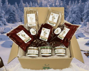 Wildheld Geschenkbox mit Wildfleischpaket für Weihnachten und Neujahr, gefüllt mit vakuumiertem Wildfleisch, Wildsaucen und Feinkostgläsern, präsentiert in winterlicher Schneelandschaft mit Feuerwerk